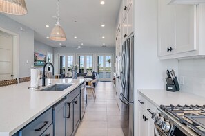 Fridge, microwave, oven, stovetop - Gorgeous, Lakeside Home@Cinnamon Shore South w/ Easy Beach & Amenity Access (Port Aransas)