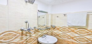 Chambre Deluxe | Salle de bain | Douche, douche à « effet pluie », serviettes fournies, savon