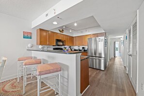 Réfrigérateur, four à micro-ondes, un four, surface de cuisson
