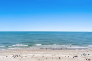 På stranden