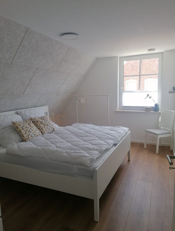 2 bedrooms, travel cot, free WiFi, bed sheets