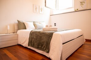3 bedrooms, desk, soundproofing, iron/ironing board