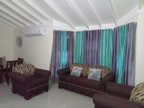 Smart TV - Ital Vibes Get Away  (Florence Hall Village)