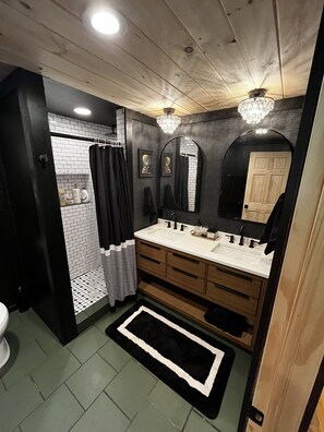 Douche, séchoir à cheveux, serviettes fournies, savon