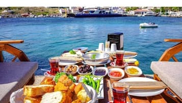 Sudah termasuk sarapan lengkap setiap hari