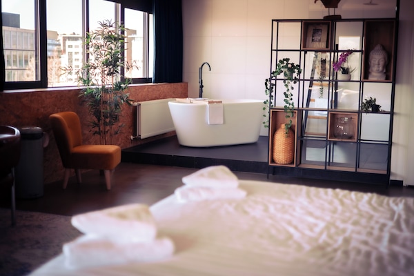 Deluxe Room with bath | Desk, laptop workspace, free WiFi, bed sheets