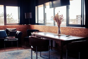 Escritorio, espacio para trabajar con laptop y wifi gratis 