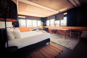 Escritorio, espacio para trabajar con laptop y wifi gratis 