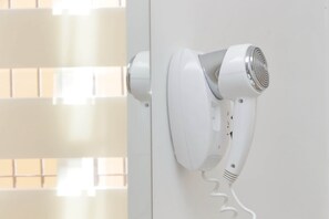 Douche, sĂšche-cheveux, bidet, serviettes fournies