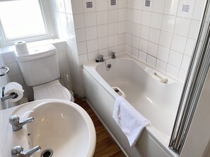 Ensemble douche/baignoire, sèche-cheveux, serviettes fournies