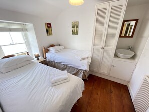 3 bedrooms, iron/ironing board, travel cot, free WiFi - Porthia Cottage - a cottage that sleeps 6 guests in 3 bedrooms (St Ives)