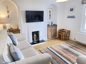 Fernseher, Kamin, Bücher
