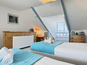 3 habitaciones, tabla de planchar con plancha y cuna de viaje 