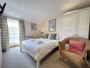 4 bedrooms, iron/ironing board, travel cot, free WiFi - Hollies Cottage - a cottage that sleeps 8 guests in 4 bedrooms (St Ives)