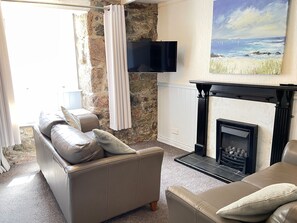 Smart TV, fireplace - Penty Men Growyn - a cottage that sleeps 6 guests in 3 bedrooms (St Ives)