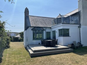 Outdoor dining - Stratton Vow - a house that sleeps 8 guests in 4 bedrooms (St Ives)