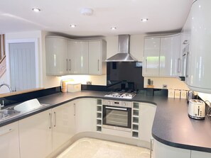 Fridge, microwave, oven, stovetop - Harrys Hideout - a cottage that sleeps 4 guests in 2 bedrooms (St Ives)