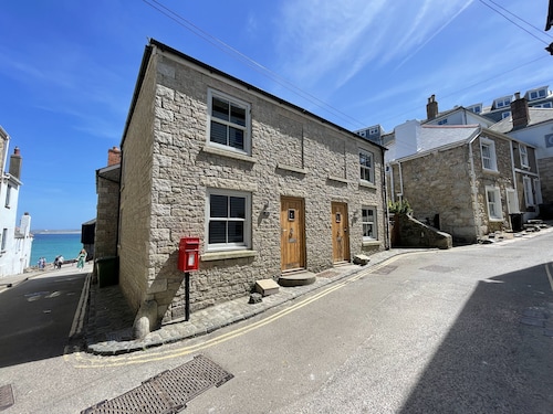 Harrys Hideout - a cottage that sleeps 4 guests in 2 bedrooms