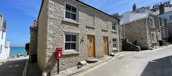 Harrys Hideout - a cottage that sleeps 4 guests in 2 bedrooms