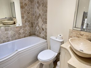 Combined shower/tub, hair dryer, towels