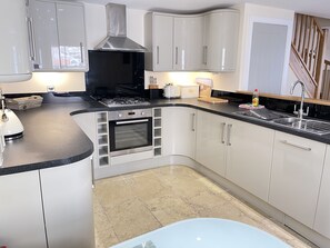 Fridge, microwave, oven, stovetop - Rosies Retreat - a cottage that sleeps 4 guests in 2 bedrooms (St Ives)