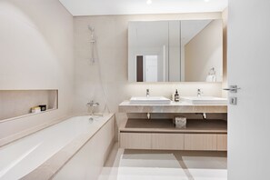 Douche, sèche-cheveux, bidet, serviettes fournies