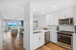 Micro-ondes, plaque de cuisson, lave-vaisselle, cafetière/bouilloire