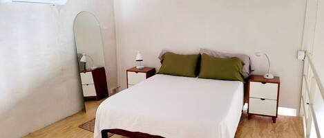 1 habitación, tabla de planchar con plancha, wifi y ropa de cama