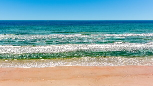 على الشاطئ