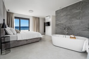 5 bedrooms, iron/ironing board, WiFi, bed sheets