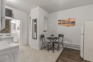 コンフォート アパートメント | 専用キッチン | 冷蔵庫、オーブン、コンロ、コーヒー / ティーメーカー