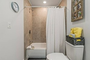 Bathroom - Urban Chic 1BR Apartment (Philadelphia)