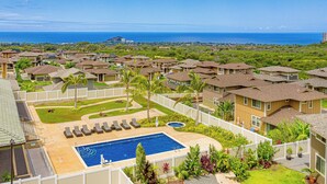 Un quartier résidentiel doté d’une piscine, de maisons et offrant une vue sur l’océan.