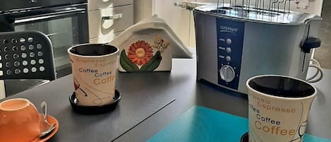 Refrigerador, horno, parrilla de estufa y tetera eléctrica