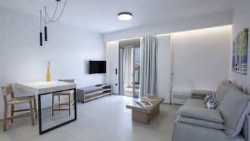 Suite ejecutiva, vista a la ciudad | Área de sala de estar | Televisión LED