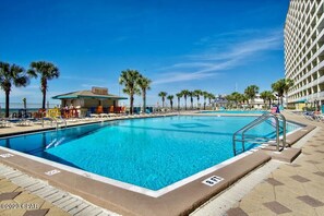 A heated pool - ***Remodeled Summit 1 BR SLEEPS 4*** (Panama City Beach)