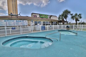 Área de piscina com placa para o Bikini Bob's Bar & Grill.