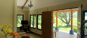 20 min from waterfall - remote cozy Costa Rican house surrounded by epic nature.