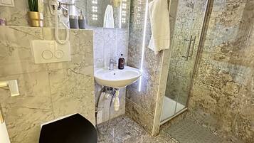 Dusche, Haartrockner, Handtücher, Seife