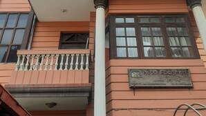 Un edificio de varios pisos con un letrero llamativo que dice "Nepal Apartments Hotel".