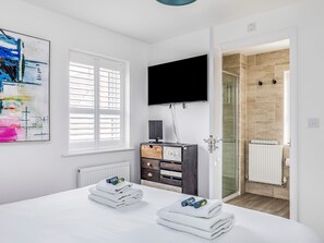 3 bedrooms, iron/ironing board, free WiFi, bed sheets - Modern Comfortable Home - Pass The Keys (Chichester)