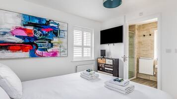 3 bedrooms, iron/ironing board, free WiFi, bed sheets