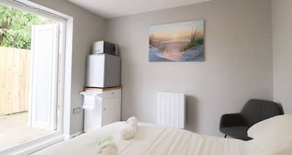 Modern Room with Private Outdoor space | Pass The Keys