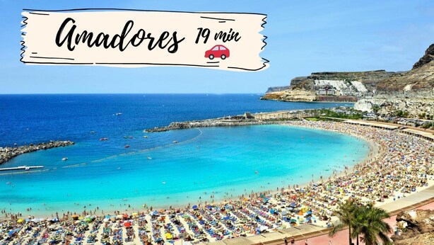 Una playa concurrida con muchos sombrillas y gente disfrutando del sol.