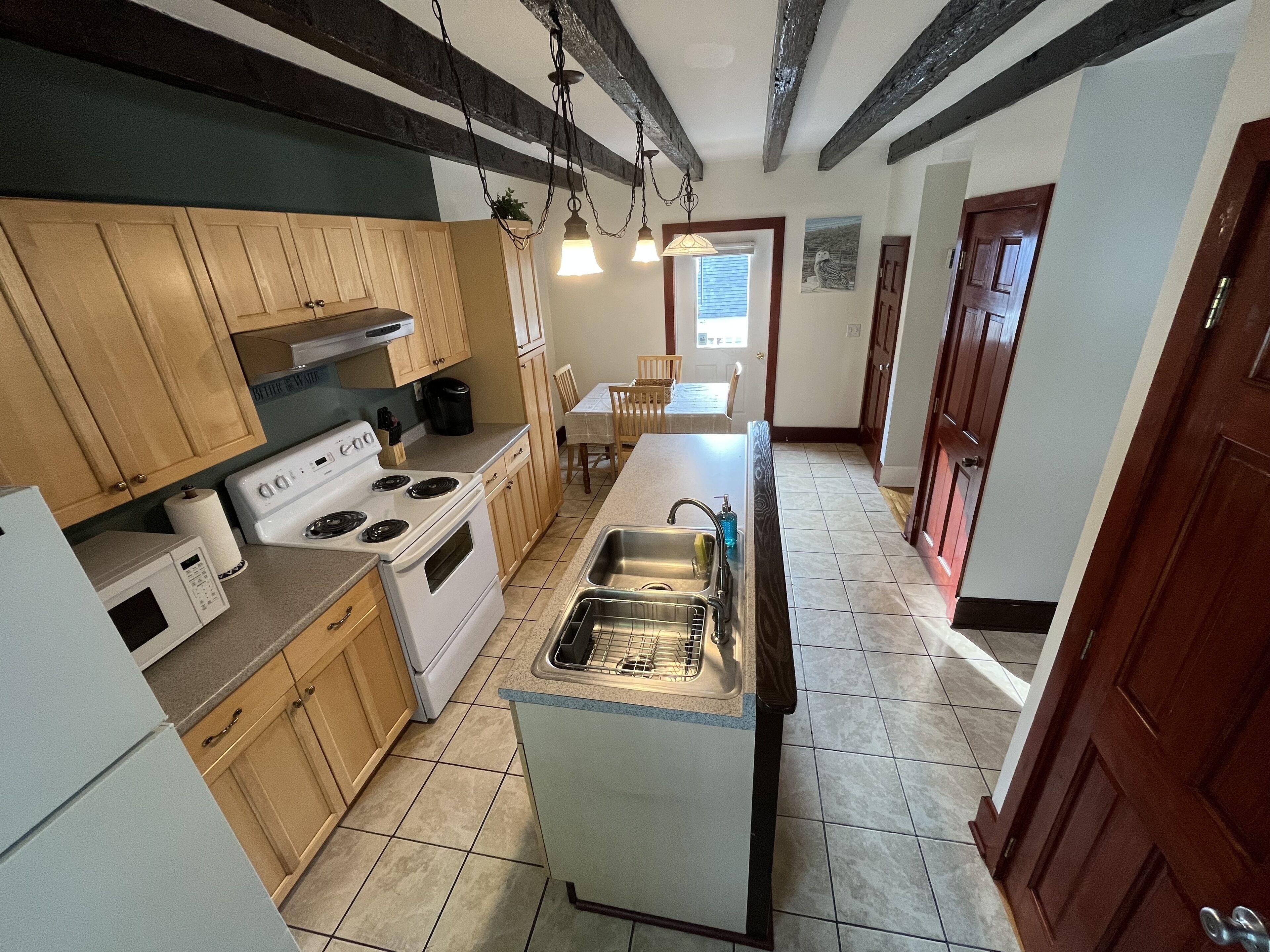 Comfort House | Private kitchen | Fridge, microwave, oven, stovetop