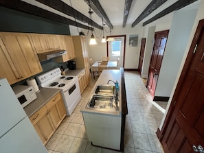 Comfort House | Private kitchen | Fridge, microwave, oven, stovetop - Cozy 3BR Beach House by the Sea (Old Orchard Beach)