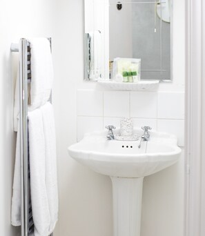 Douche, articles de toilette gratuits, sèche-cheveux