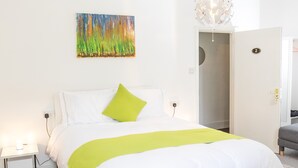 Premium bedding, Select Comfort beds, iron/ironing board (on request) - Tiger Inn Hotel (Merthyr Tydfil)