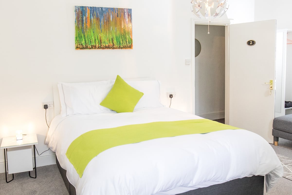 Premium bedding, Select Comfort beds, iron/ironing board, free WiFi