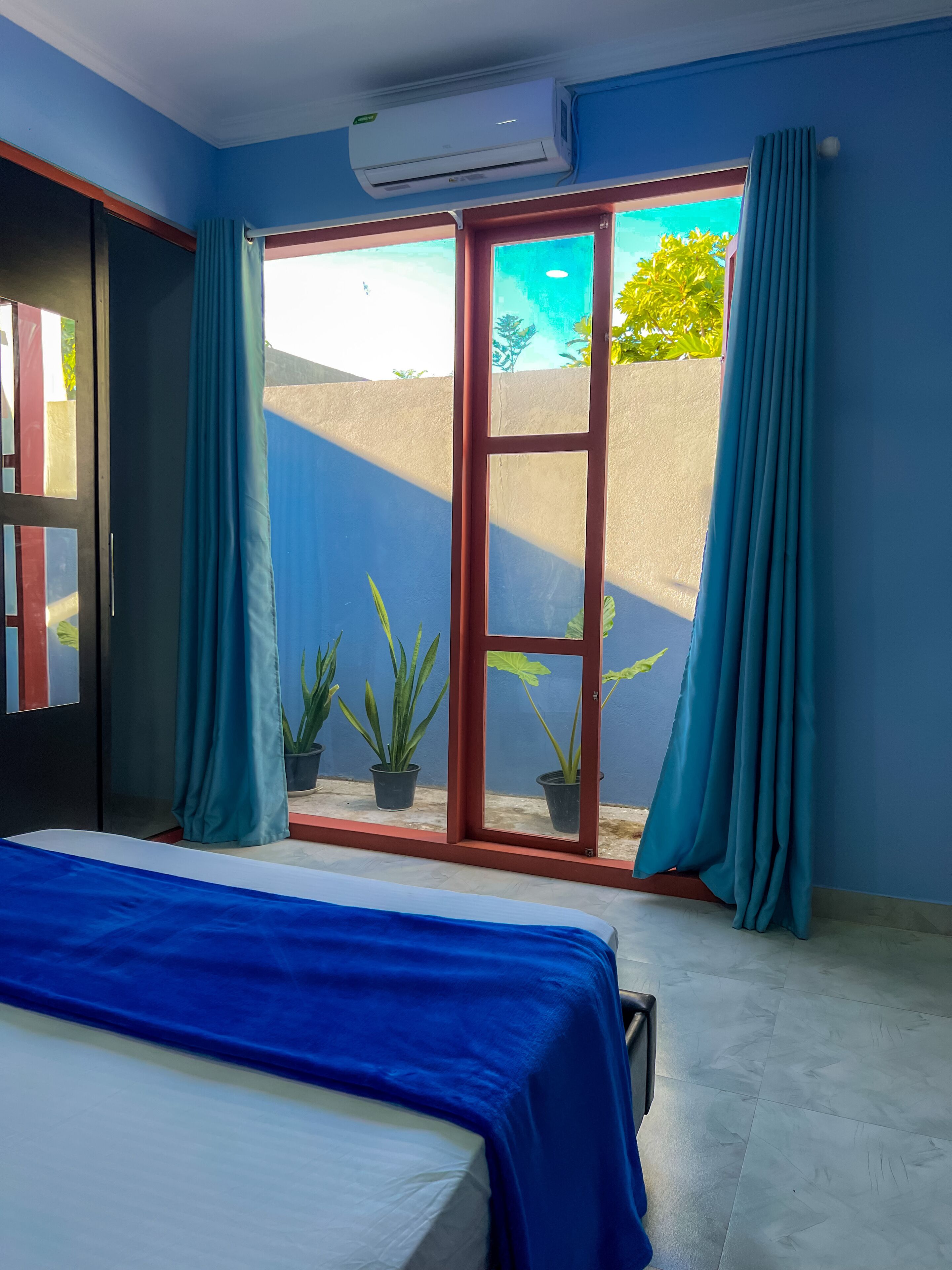 Minibar, individually decorated, individually furnished, desk